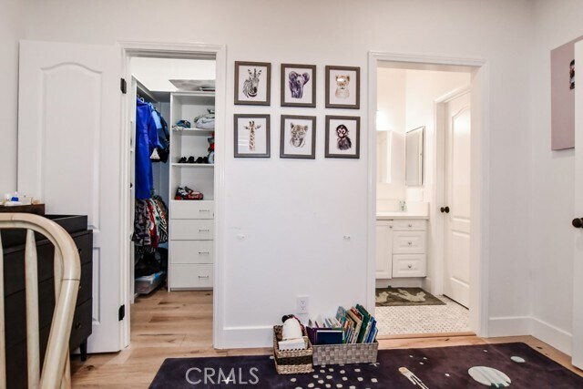 Building Photo - 44 Anjou