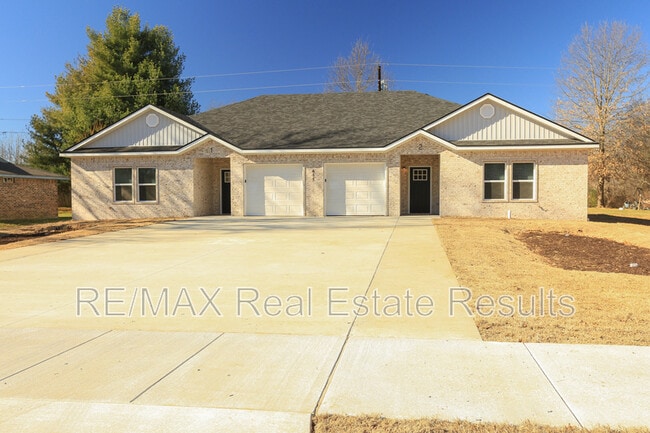 Building Photo - 655 N Genevieve Ave