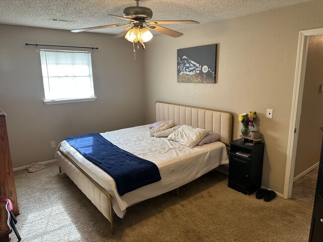 Building Photo - 2 Bedroom, 1 Bathroom, Right side of Duplex with fenced-in backyard and 1x Car Garage