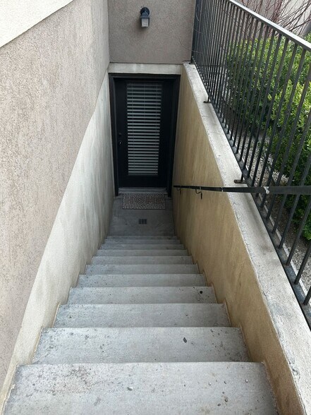 Building Photo - 1000 1000 E