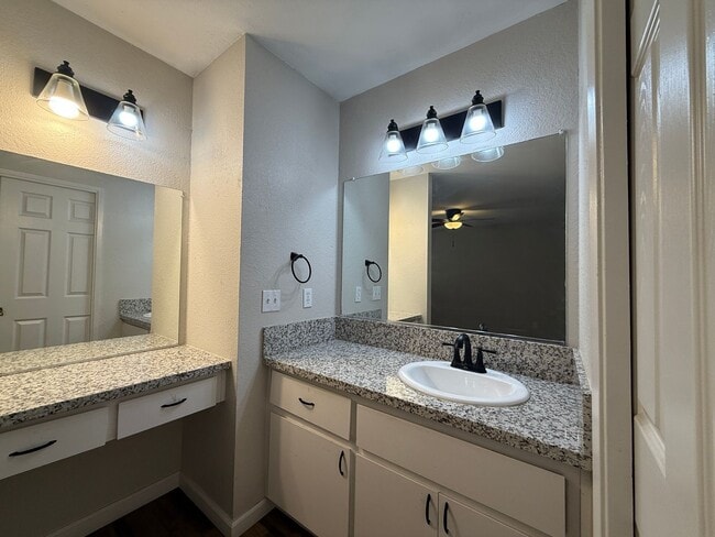 Building Photo - Must see! 2-bedroom, 2-bathroom single-sto...
