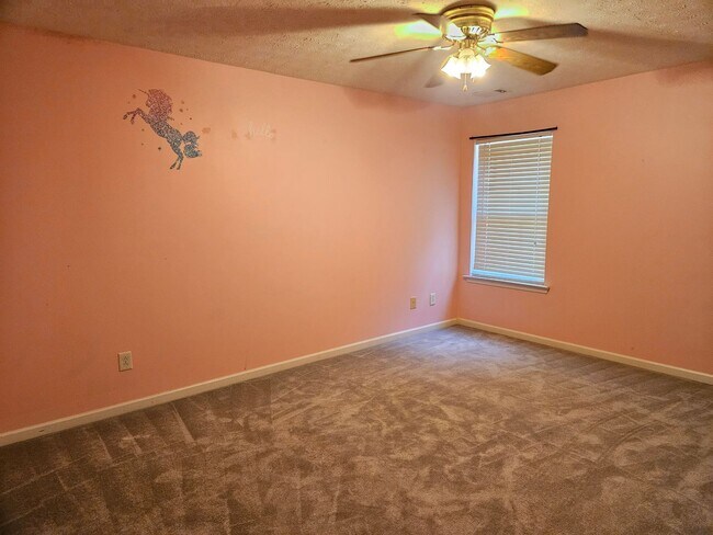 Building Photo - Rare 3 bed 2.5 located in the Etowah School District