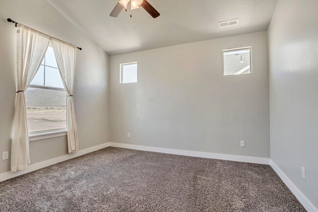 Building Photo - 64 W Silver Springs Dr