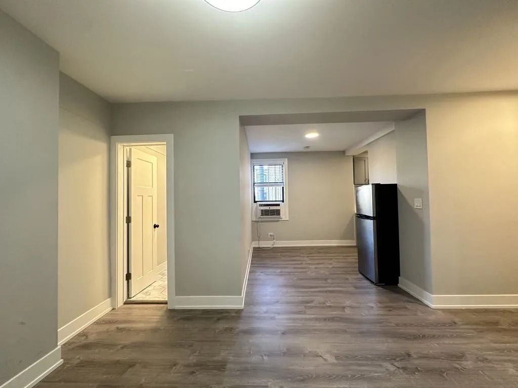 Building Photo - 505 W Belmont Ave
