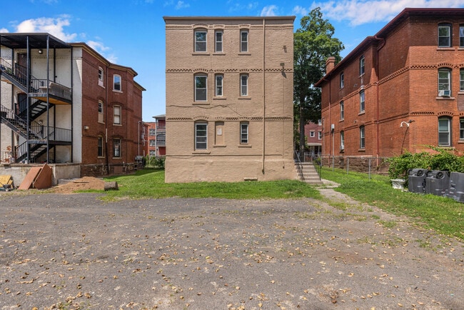 Building Photo - 43 Seyms St