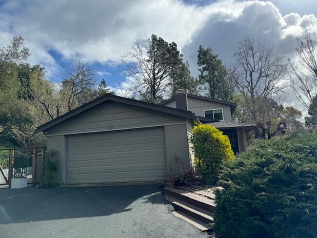 Building Photo - Wonderful 2 story home in Orinda
