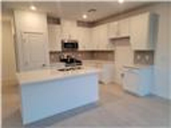 Building Photo - Beautiful 4 bedroom House