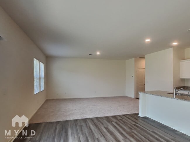 Building Photo - 1128 Centerview Dr