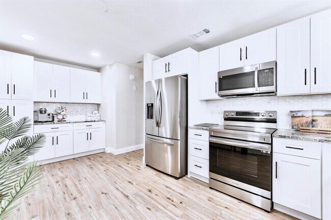 Building Photo - 6220 Interbay Ave