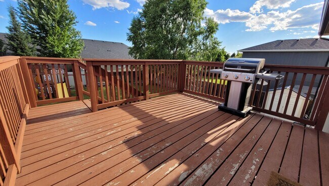 Building Photo - Gorgeous Split Level with Fenced Backyard