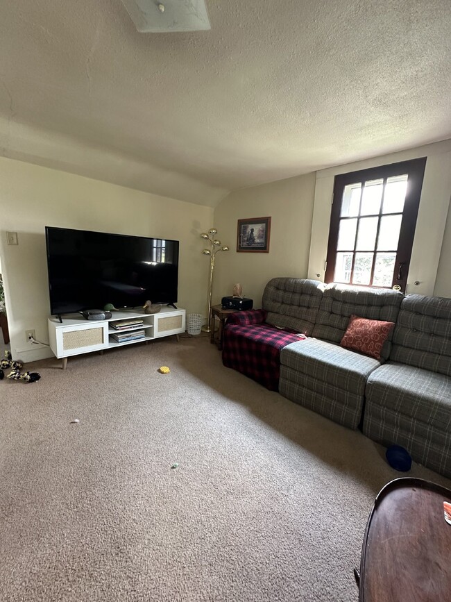 Building Photo - 3 Bed 1 Bath close to UWEC!