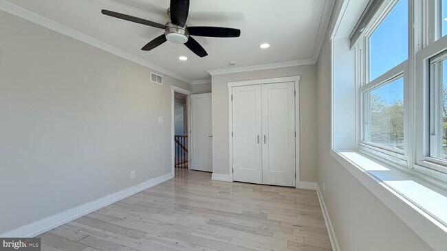 Building Photo - 10 Cedarbrook Dr