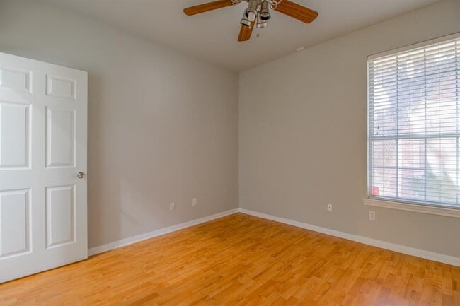 Building Photo - 504 Oakwood Blvd