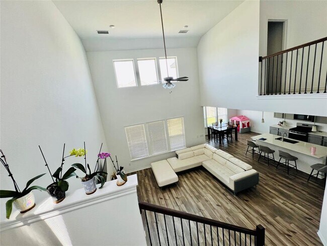 Building Photo - 15826 Dove Holw Dr