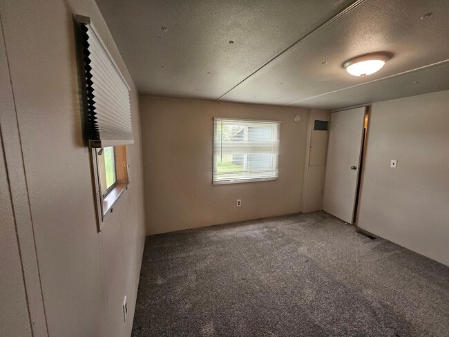 Building Photo - Charming 3BR/1BA in Eagle Creek – W/D, Yar...
