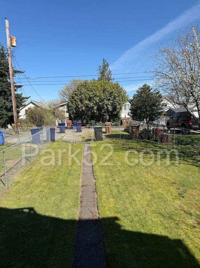 Building Photo - $500 Off 1st Full Month! Tacoma Area 3 Bedroom 1 Bathroom Duplex