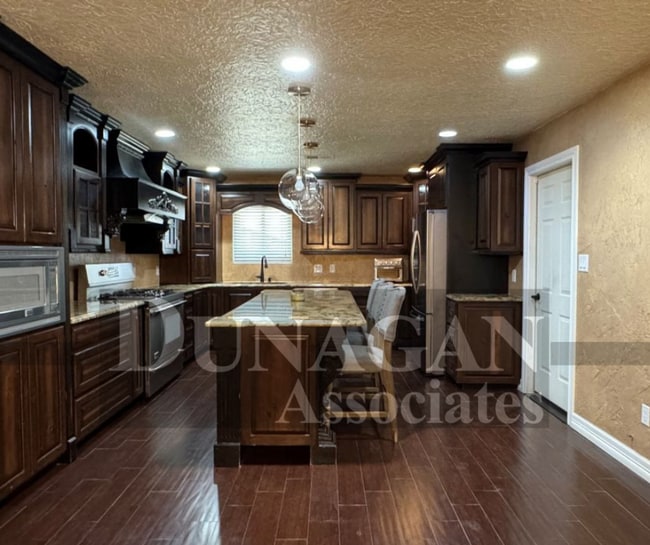 Building Photo - Partially Furnished- 3bed 2bath home with water paid