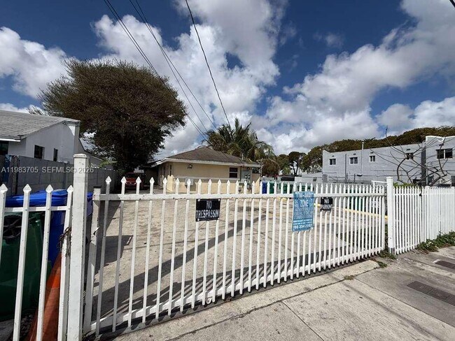 Building Photo - 2722 NW 22nd Ct