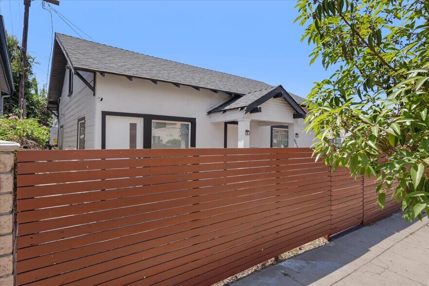Building Photo - 4616 Rosewood Ave