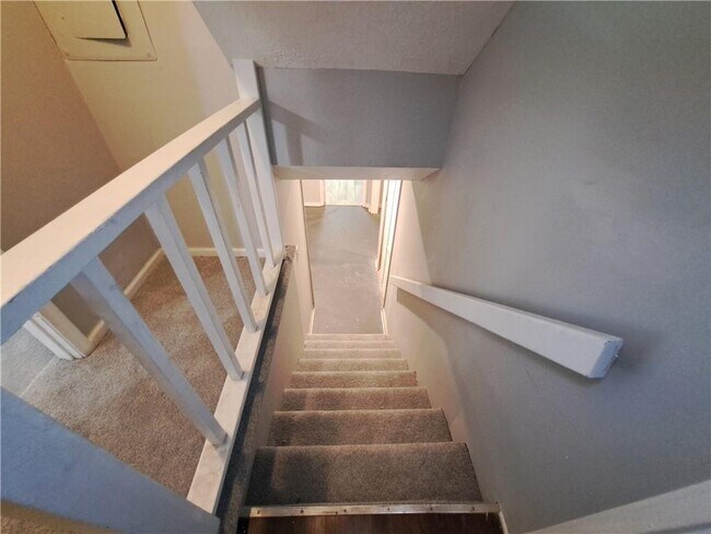 Building Photo - 844 Chandler Dr SW
