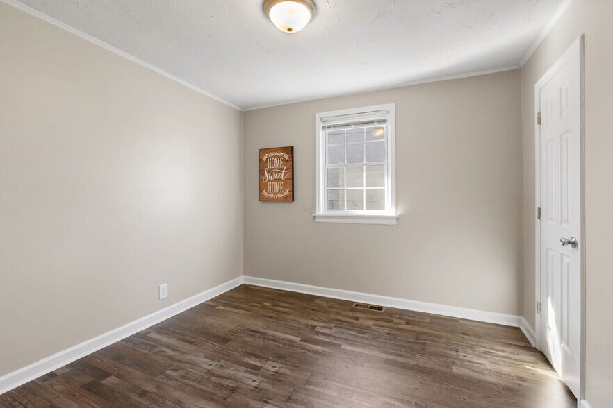 bedroom unit B - 335 Grace St