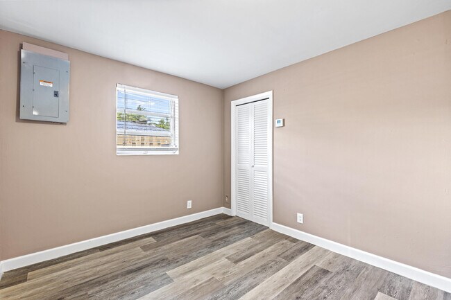 Building Photo - 3717 Pinewood Ave