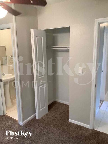 Building Photo - 1410 NE 43rd Ct