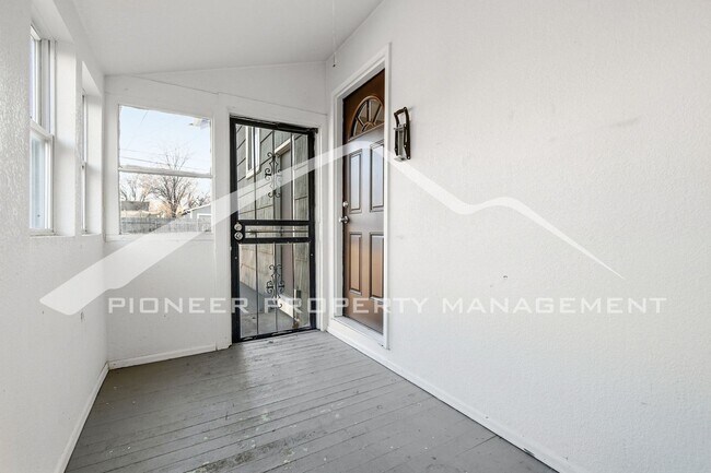 Building Photo - Charming Home with Central AC and Washer/Dryer