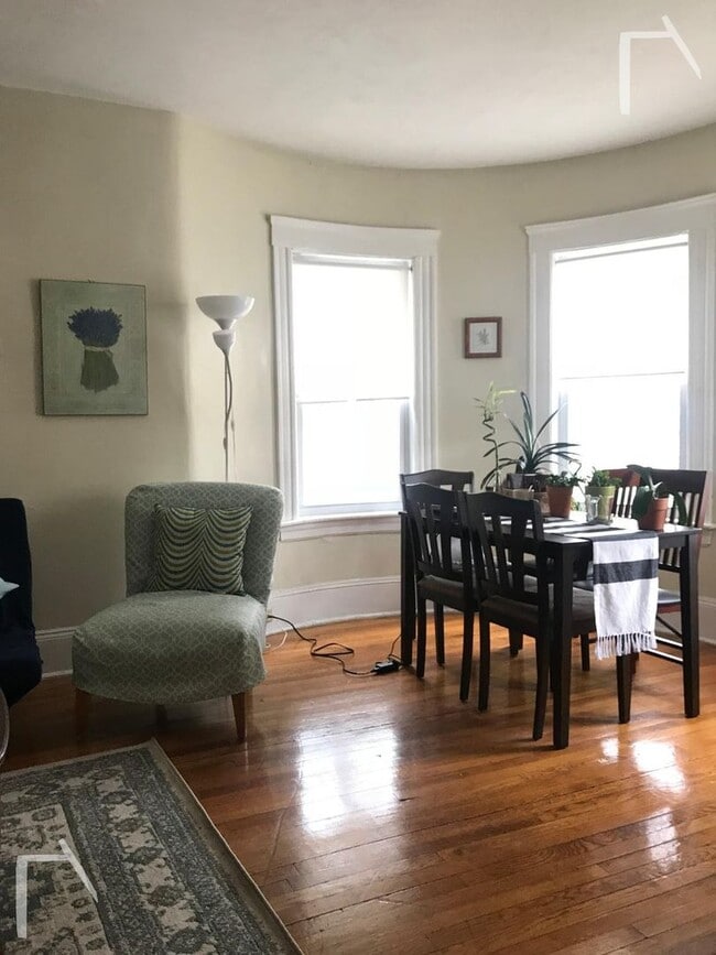 Building Photo - 9/1 No Fee! Spacious 3BR/1.5BA apartment near Washington Sq