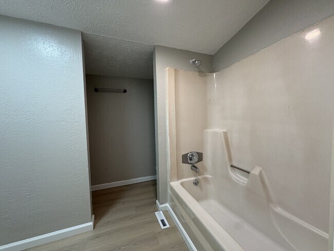Building Photo - 1203 Karnes Ave