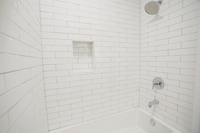 Building Photo - Mid City/Koreatown Recently Renovated Studio Available Now! Hurry Won't Last