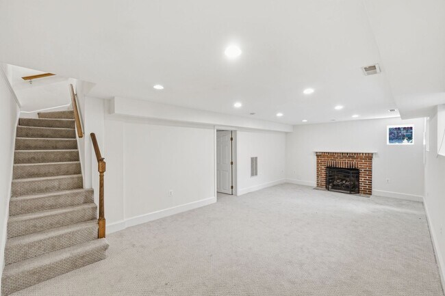 Building Photo - Chevy Chase Home | 4 Bed | 3.5 Bath | 2,500 Sf | Driveway Parking | Large Fenced-In Backyard w/ Deck