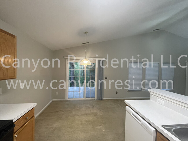 Building Photo - Beautiful 3b Room!Move in ready!