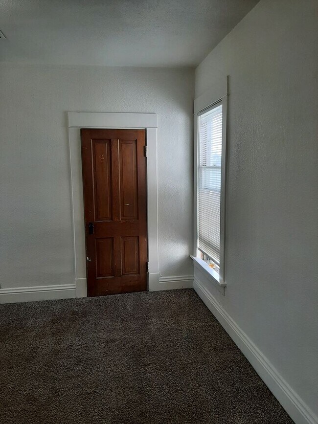 Building Photo - (1614 8th Ave)