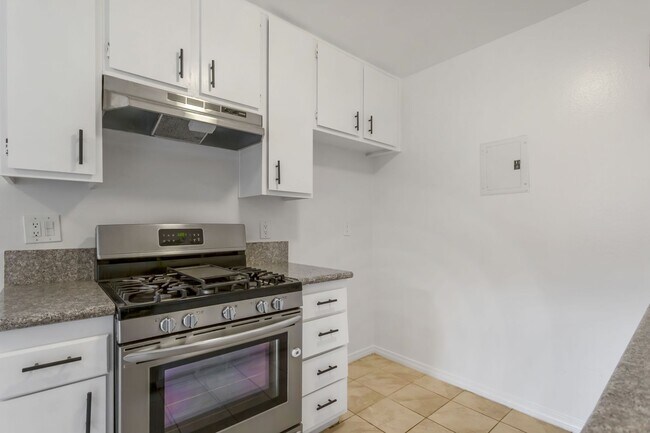 Building Photo - Chatsworth Available Now