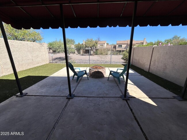 Building Photo - 320 E Larkspur Ln