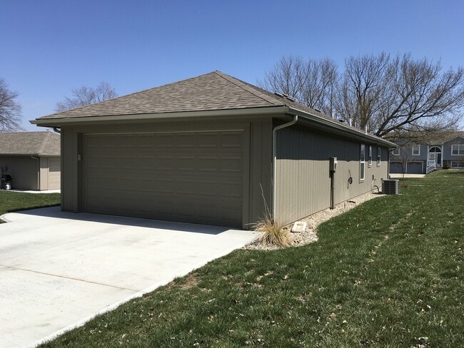 Building Photo - 2 Bed 2 Car Single Level Home in Raymore