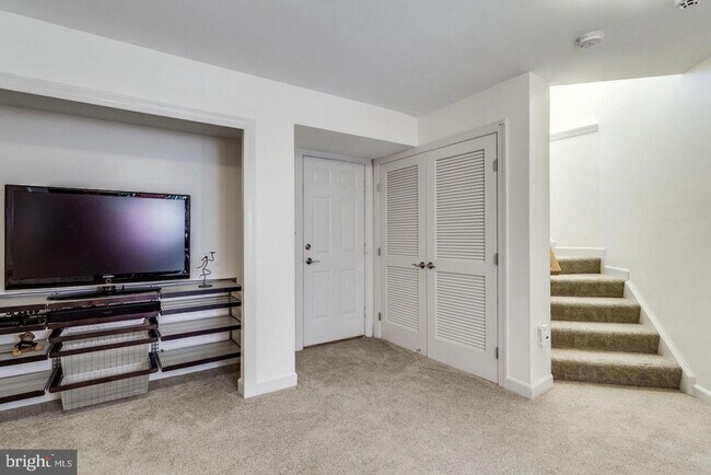 Building Photo - 901 Harrison Cir