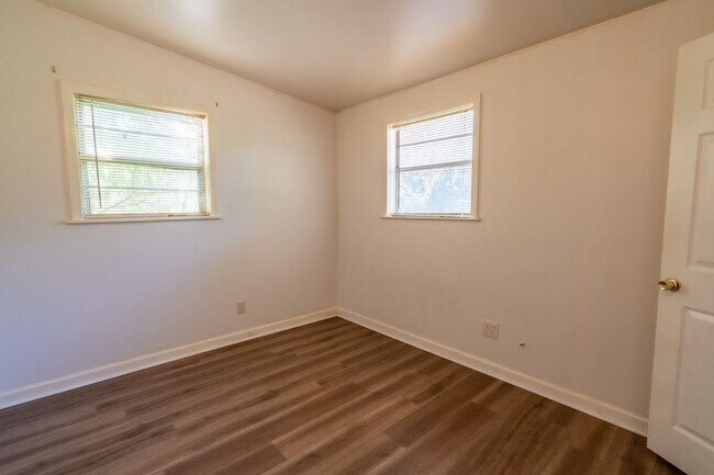 Building Photo - 3 Bed 1 Bath in Tulsa!