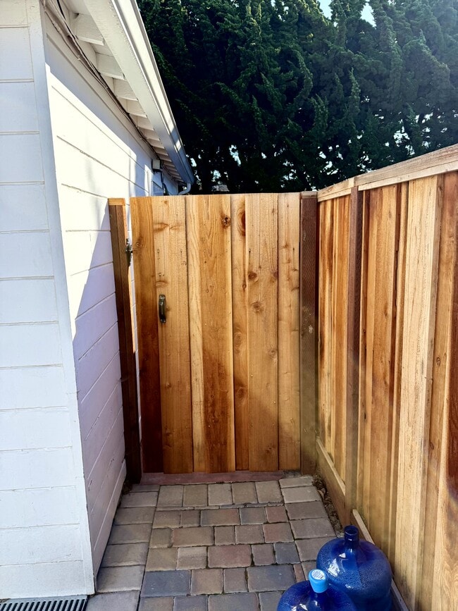 Building Photo - 1354 N Main St