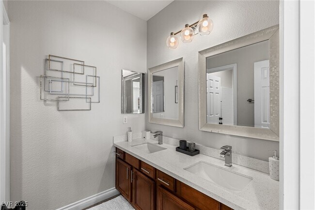 Building Photo - 275 Spectacular St