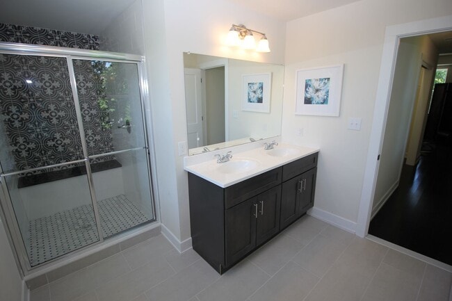 Building Photo - Lafayette Hill - 4 Bedroom 2.5 Bath Twin - HW - Granite - Great Location