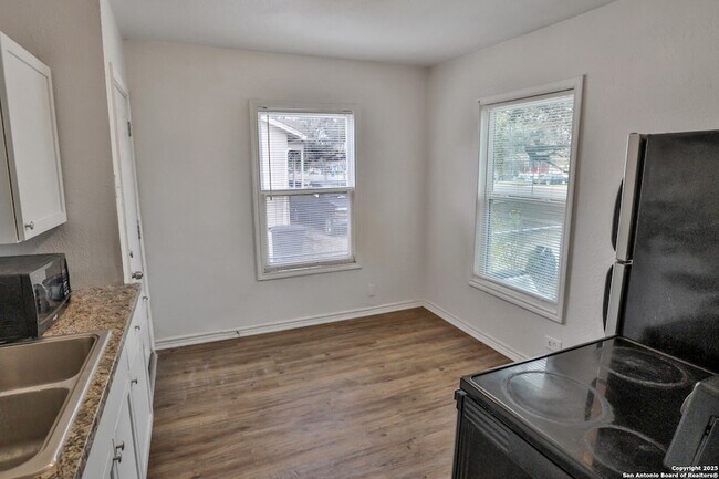 Building Photo - 2426 Cincinnati Ave