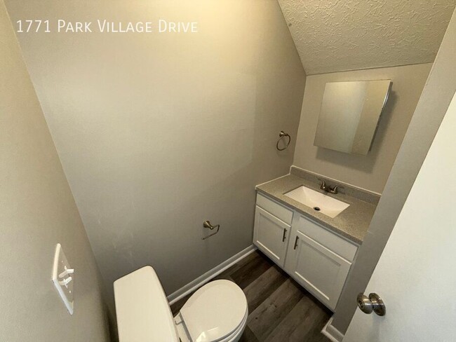 Building Photo - 1771 Park Village Dr