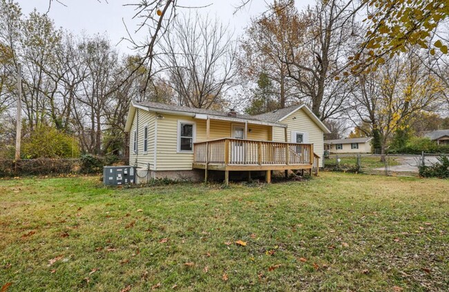 Building Photo - 3 bedroom | 1 bathroom | Fenced Backyard, ...