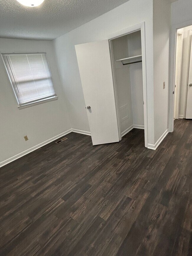 Building Photo - 4762 Trenton Dr