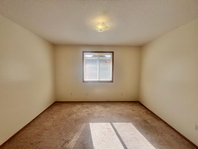 Building Photo - Spacious Home with Large Backyard in Union...