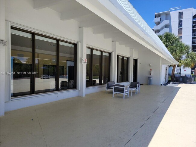 Building Photo - 3401 N Country Club Dr