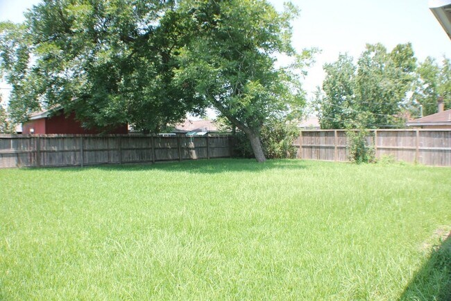 Building Photo - 935 Creager St