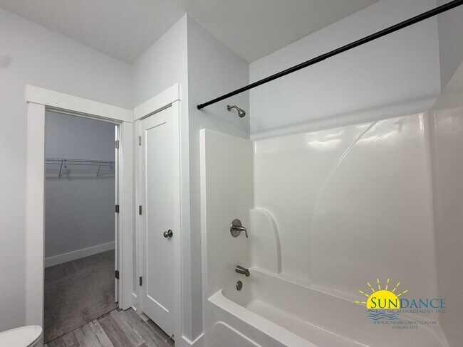 Building Photo - Gorgeous 2 Story 4 Bedrooms Townhome in Fort Walton Beach!